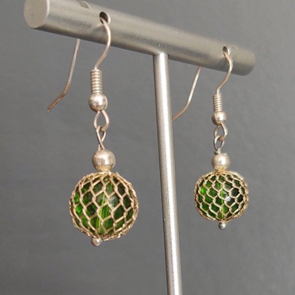 Gold mesh wrapped green glass drop earrings - Picture 3 of 5